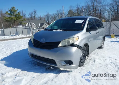 2013 Toyota Sienna L V6 7 Passenger z USA, uszkodzony, nr VIN 5TDZK3DC8DS346016